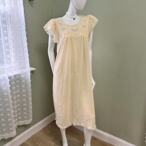 Vintage Barbizon Lace Nightgown – 70s/80s Cream Peignoir Dress with Embroidered